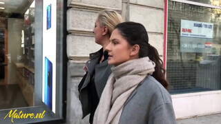 Tini gádzsi nyalja a szőrös koros muffot
