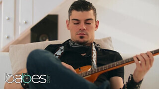 Babes - Mia Evans dug a gitáros palival