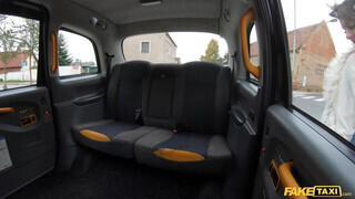 Fake Taxi - Vile Vixen jól orálozza a hímvesszőt