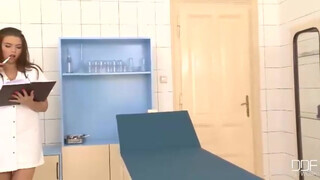 Csöcsös nővérke hátsó lyukba baszva