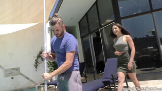 Abella Danger a hapsija előtt kefél