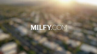 MILFY - Dana Vespoli fiatalabb csávóval kamatyol