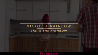 Victoria Rainbow a bűbájos vékony milf