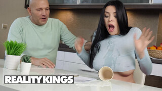 REALITY KINGS - Kira Queen a szomszéd fószerrel baszik