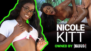 Mofos - Nicole Kitt a szexy méretes cickós barna lány