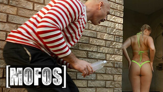 MOFOS - Harley King a bombázó világos szőke zsenge csajszi
