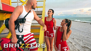 BRAZZERS - MacKenzie Mace és Kylie Rocket a csábító vízimentő csajok
