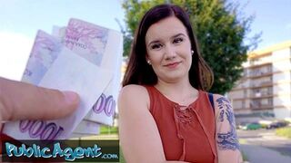 Vonzó kicsike Eliss meztelenül pózol amatőr fotózáson