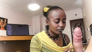 Nyakörves néger cafka nyáladzik a főnök káróján