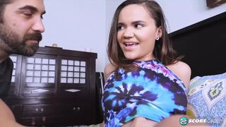 Naudi Nala vadul orálozza és lovagolja a gigantikus rúdat