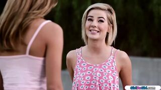 Bella Rose legelső csókja Uma Jolie új szomszédtól facesittinggel