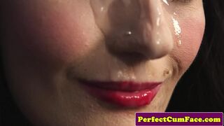 Szexi csipkés szépség gigantikus adag arcon