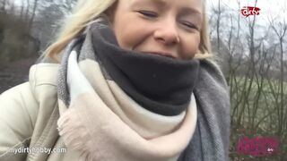 Forró zsenge csaj kerékpáron dörzsöli lucskos puncáját