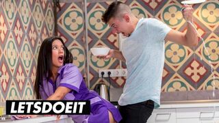 A vonzó szobalány Jade Presley kitakarít és orálozza a méretes faszkat a forró szálláson