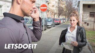 Lenyűgöző turista Silvia Dellai mélyen megkettyintve egy helyi krapek által