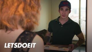 Megcsaló bula Arian Joy először a barátját baszogatja, aztán a kézbesítő fickó megdugja jól