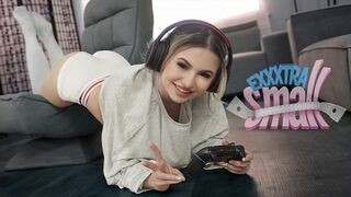 Kicsike tinédzser szuka Aria Banks elkapja magas mostohabátyját Chris Epicet, aki a szobájában veri a fallosza