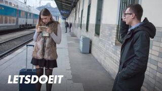 Selvaggia tinédzser csajszika felfogta Charlie Dean méretes faszát egy gyors pov dugásra