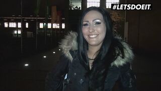 Mira grey német fekete ribi kúrja az idegent pénzért a buszon