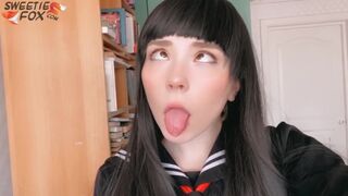Japán iskoláslány mélyen orálozza a cerkája és vadul lovagol rajta
