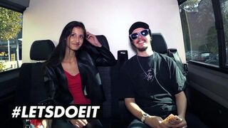 Vékony néger Coco Kiss pénzért cidázza a gigászi csoki fazt az autóban
