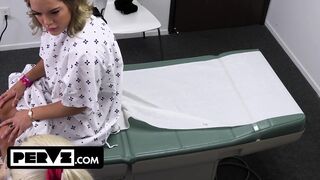 Mimi Monet óriási popós gyönyörű a méretes farkú orvosnál a rendelőben
