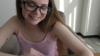 Csintalan zsenge könyvmoly tanul anatómiát egy igazi hatalmas faszon! 18 éves