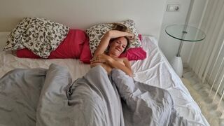 Izgató srác megbassza a haver feleségét, miután az lelépett, és pov videót készít neki