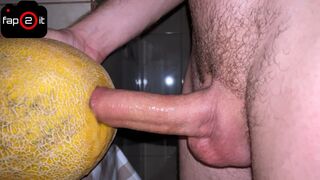 Szarva növekvő manus dübörög egy lédús dinnyével nyögve a creampie-ig