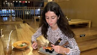 Arcára élveztem egy nőci pincében, aki cumos arccal falatozik sushi gurigákon