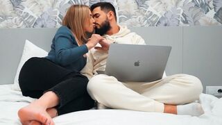 Tökéletes zsenge csábítja a szűz muksót legelső randin - beleélvezés a punciba