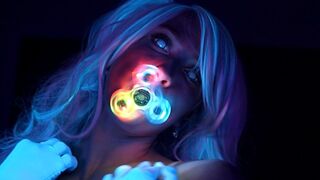 Neon fénylő fiatal lány csábít faszodat tökéletes testével