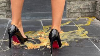 Lábimádatos tinédzser szajkó zúz high heelben asmr hanggal