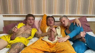 Pizsama parti forró faszdugása fiúk között