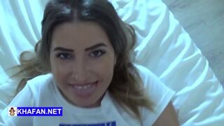 Csábító iráni szuka termetes popóját megbassza és cidázza a kamerán előtt