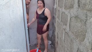 Filipina maca kinti fürdés közben keményen bekúrva