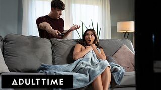 Adult Time dögös kalandja - Kimmy Kimm maszturbáláson kapva, de nem tud ellenállni a méretes farknak