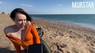 A örömlány beindult az interaktív játéktól és szopott a strandon