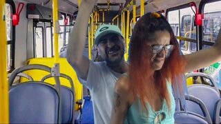 Idegen egyetemista spinét kefélnek meg a buszon!