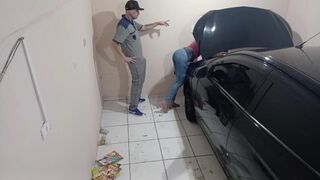 Szenvedélyes tinédzser luvnya a szerelőnél reszel az alkalmazottal