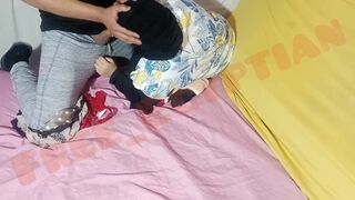 Csinos arab milf-et megbassza a tinédzser srác, és kétszer is telelövi a hijabban