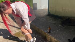Rajtakaptam a szomszéd zsenge lányát ivás közben és üveggel büntettem meg a ánuszát