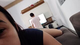 Szeretnék hancúrozni ezzel a szerelővel, mutatom neki a óriási seggem, hátha bejön!