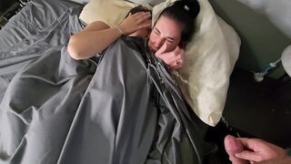 Dupla kicsike cickós néger hajú lányra pisil az ágyban majd pisi áztatta bugyijukban csókolóznak