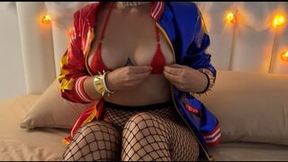 Ufo kupakol bele a fullos harley quinnbe piros mikro bikiniben minden lyukba