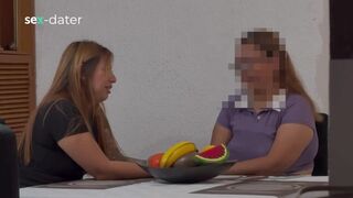 Szenvedélyes érett nő ujjazza a zsenge leszbi puncit, amíg az élvezve élvez