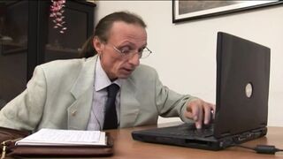 Cafka MILF titkárnő cidázza ki a mocskos főnökét