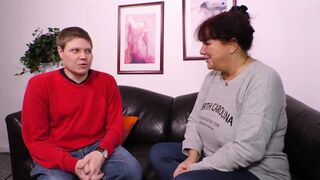 Vörös hajú milf óriási mellekkel cidázza a brét és hagyja hogy keményen megdugják