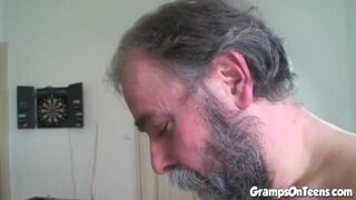 Fiatal vörös bige cumizza és lovagol a nagypapa dákóján