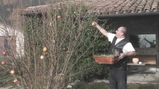 Dögös világos szőke fiatal amatőr fenékbe kurelva és szájba lőve termetes farasszal